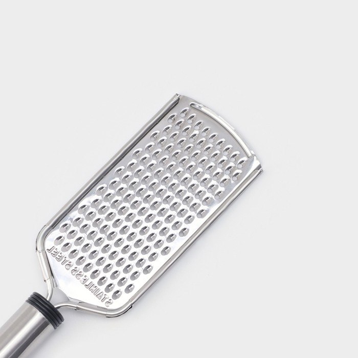 Тёрка для сыра Доляна &laquo;Помощник&raquo;, 24 см, с ручкой, цвет серебряный, чёрный