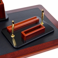 Набор настольный 7в1 (каранд-ца,подст д/ручек,визит-ца,часы Д-010,этажерка,нож канц,п,) Набор настольный 7в1 (каранд-ца,подст д/ручек,визит-ца,часы Д-010,этажерка,нож канц,п,)