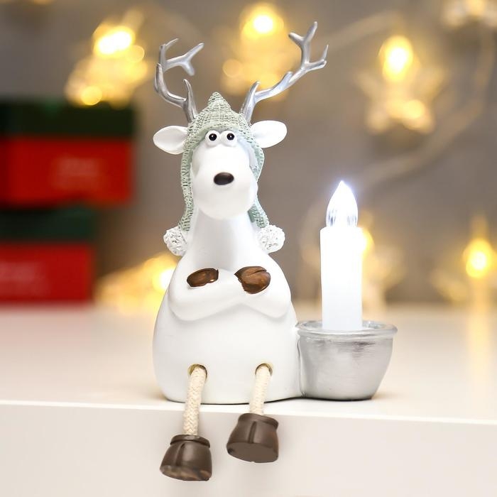 Сувенир полистоун свет Сувенир полистоун свет "Белый олешка в вязаной шапке со свечкой" МИКС 11,5х8х10,5 см