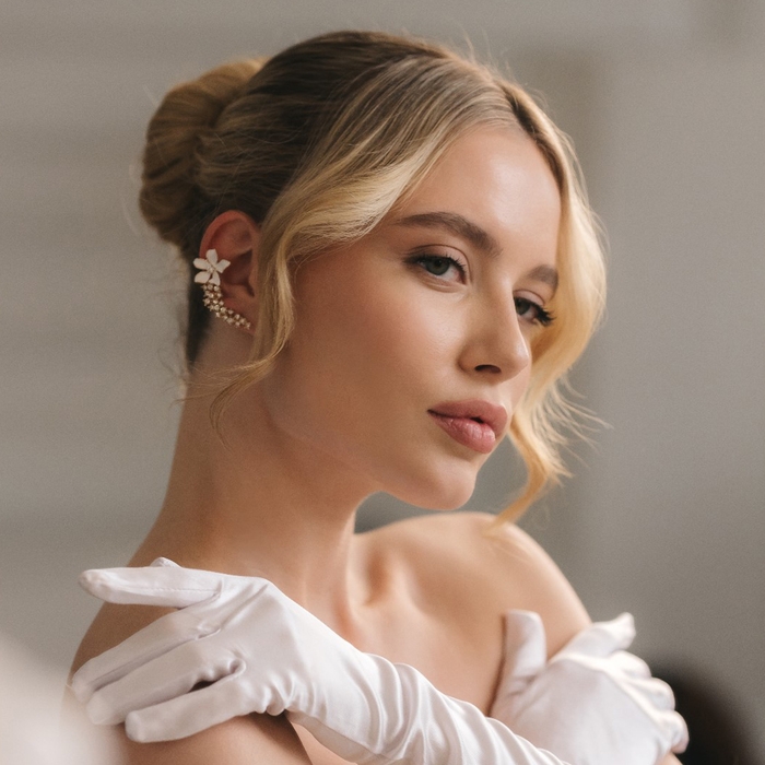 Серьга &laquo;Кафф&raquo; цветок изящный, цвет белый в золоте