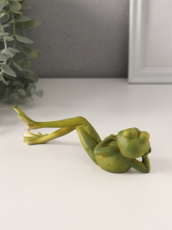 Сувенир полистоун "Лягушонок на отдыхе, с цветами на животике" 15,5х6х7 см