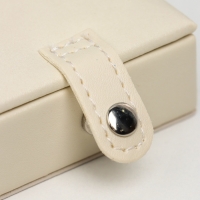 Шкатулка кожзам под часы 2 отделения и бижутерию "Ромбы белые" матовая 8,5х25х25 см