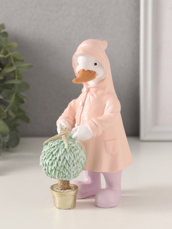 Сувенир полистоун "Утка в дождевике стрижёт цветок" 9х6,5х14,5 см