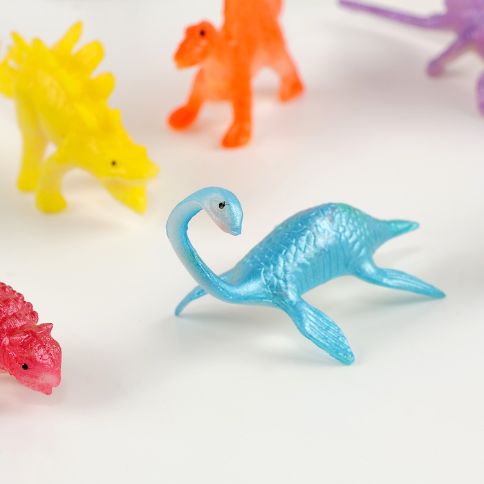 Фигурки &laquo;Динозавры&raquo;. Игровой набор: наклейки, магниты и раскраски