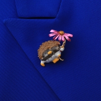 Брошь &laquo;Ёжик с цветком&raquo;, цветной в золоте