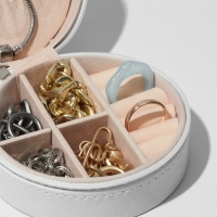 Органайзер для хранения украшений &laquo;Шкатулка портативная круг&raquo;, 9,8&times;9,8&times;4,5 см, цвет белый