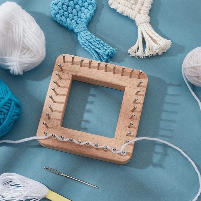 Устройство для плетения, деревянное, с металлическими штырями, 10 &times; 10 &times; 3,5 см