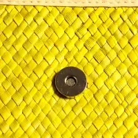 Сумка плетёная на застёжке из пандана 41х16х50 см, жёлто-белый