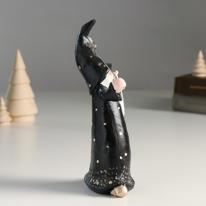 Сувенир полистоун держатель д/записок "Дед Мороз в чёрном наряде в горох" 8,1х5,3х18,2 см