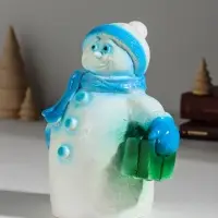 Фигура "Снеговик с подарком" 19 см, голубой