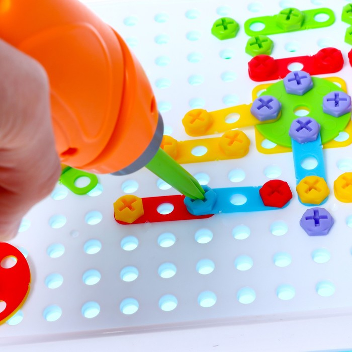 Пластмассовый конструктор в чемоданчике &laquo;Создавай и играй&raquo;, с электрическим шуруповёртом, 106 деталей