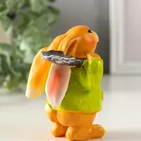 Сувенир полистоун "Зайчик с лопатой, в зелёном пальто" 6х7,5х9,5 см