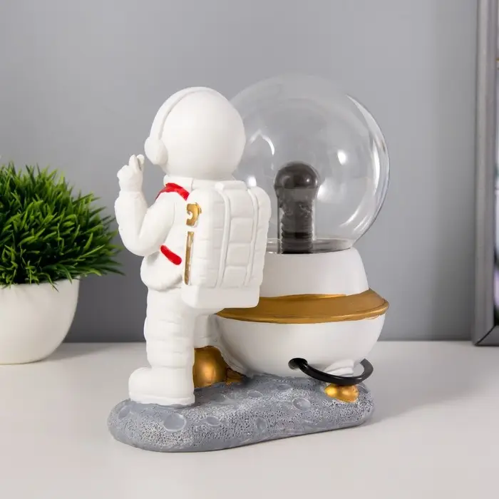 Плазменный шар "Космонавт" белый 14х10х19 см RISALUX