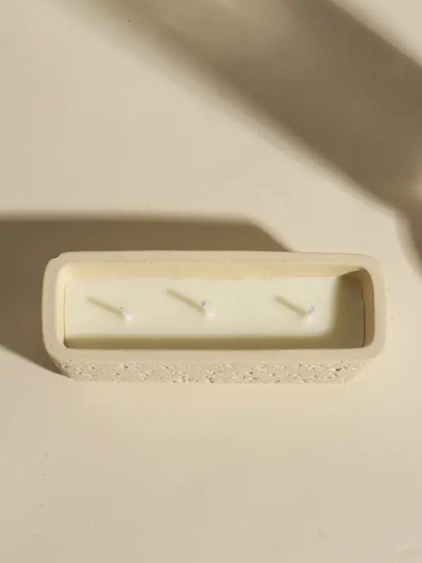 Свеча в вулканическом подсвечнике "Ящик" 3 хлопковых фитиля, белая 5,2х15х4,7 см