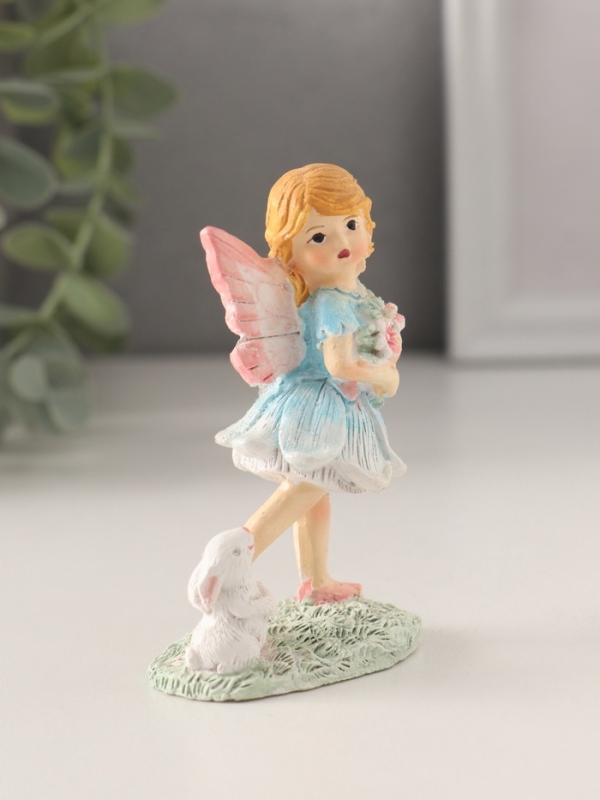 Сувенир полистоун "Девочка-фея с кроликом, охапкой цветов" 5,5х4х9 см