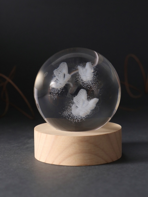 Сувенир стекло подсветка "Шар. Бабочки" d=6 см подставка дерево, USB