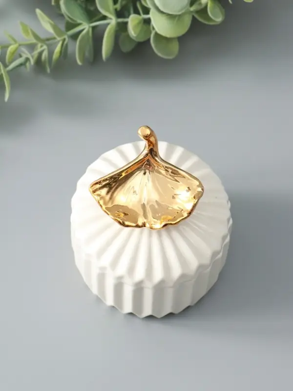 Шкатулка керамика "Золотой лист Гинкго" белая 8х8х10 см