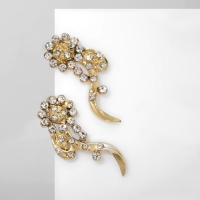 Серьги со стразами &laquo;Цветы&raquo; изгибы, цвет белый в золоте