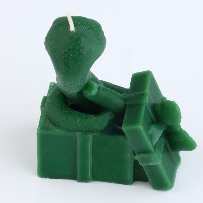 Новогодняя свеча интерьерная &laquo;Новый год: Змейка с подарком&raquo;, зелёная 77 х 61 х 35