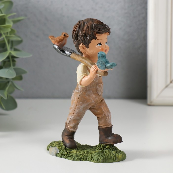 Сувенир полистоун Сувенир полистоун "Мальчишка с птичками на лопате" 10х4,5х12,5 см