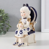 Сувенир керамика "Девочка сидит в кресле с подарком в руках" кобальт 7,5х10х17 см