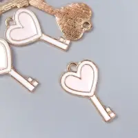 Металлический элемент, декоративная подвеска &laquo;Арт Узор. Ключик с сердцем&raquo;, эмаль, бело-розовый, 1.3&times;2.3 см