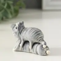 Сувенир "Кот лежит на колбасе" 4,2 см