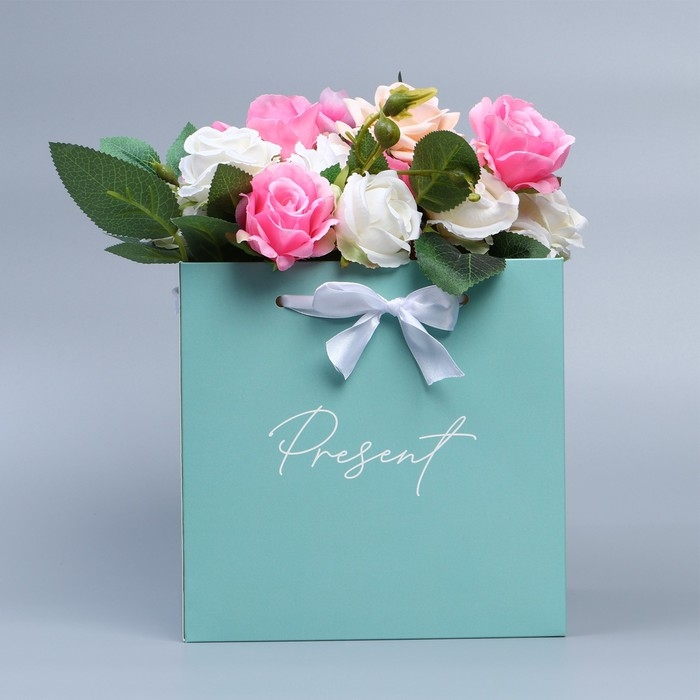 Коробка подарочная с лентами &laquo;Present&raquo;, 19 х 19 х 19 см