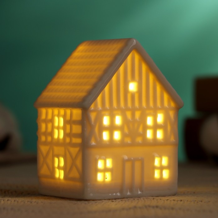 Фигура с подсветкой "Домик" 5,5х5х8см, 2/LR41