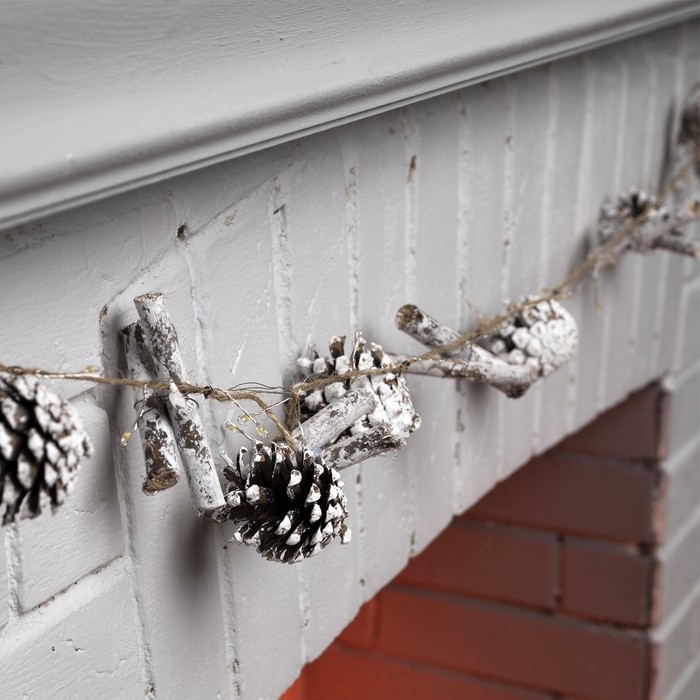 Гирлянда &laquo;Нить&raquo; 1.5 м роса с насадками &laquo;Шишки и ветки&raquo;, IP20, серебристая нить, 30 LED, батарейки CR2032х2 (в комплекте), свечение тёплое белое