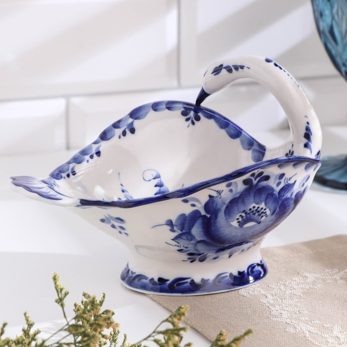 Конфетница &laquo;Лебедь&raquo;, 18х15х12 см, гжель