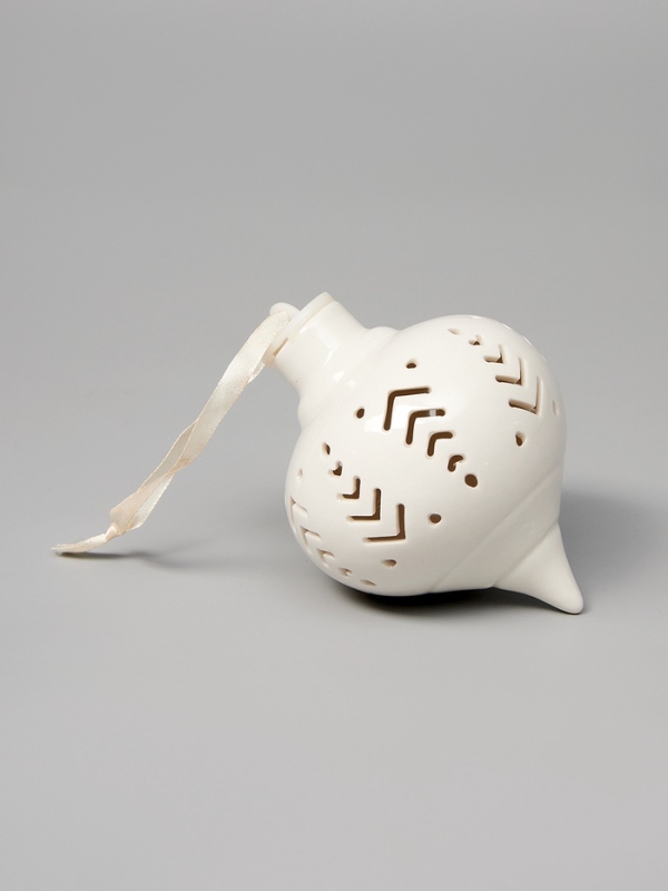 Елочный шар "Орнамент" 10.7х8.5х8.5, 1 LED, LR44x3(в компл.), Т/БЕЛЫЙ