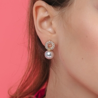 Серьги с жемчугом &laquo;Грейс&raquo; на колечке, цвет белый в серебре