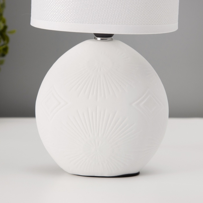 Настольная лампа с абажуром RISALUX «Фиесс», Е14, 40 Вт, белый, 13×13×27 см Настольная лампа с абажуром RISALUX «Фиесс», Е14, 40 Вт, белый, 13×13×27 см