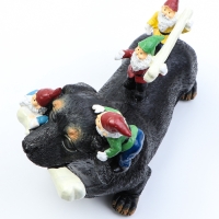 Садовая фигура "Такса с гномами" 20х9х15см