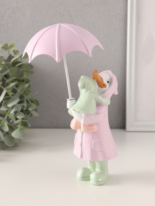 Сувенир полистоун "Утка с утёнком в дождевиках под зонтом" сиренево-зелёный 8х6,5х14,5/19 см   10583