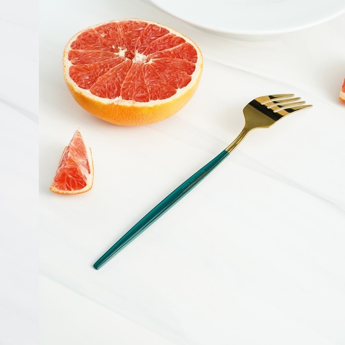 Вилка столовая из нержавеющей стали Magistro &laquo;Блинк&raquo;, 21,5&times;3 см, зелёная ручка, цвет металла золотой