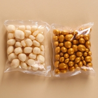 Подарочный набор &laquo;С Новым годом&raquo;: чай чёрный 50 г., арахис в белой шоколадной глазури 100 г., ананас в белом шоколаде 100 г., крем-мед с абрикосом 120 г.