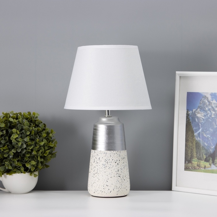 Настольная лампа с абажуром RISALUX «Удача», 1×Е14, 40 Вт, белый, 22×22×39 см Настольная лампа с абажуром RISALUX «Удача», 1×Е14, 40 Вт, белый, 22×22×39 см