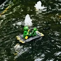 Садовая фигура 17 х 11 х 9,5 см "Лягушки на плоту" Водоплавающая