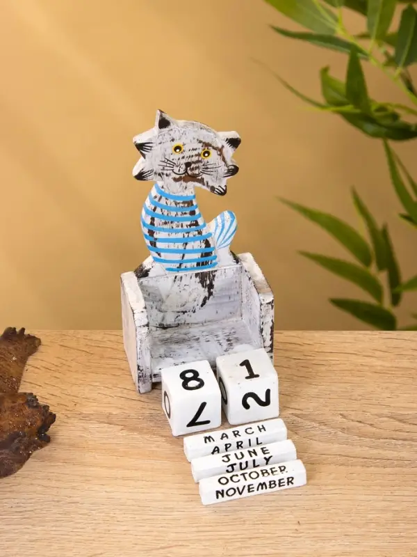 Календарь настольный "Полосатый кот" дерево 7х4х14 см, цв.  серо-голубой