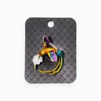 Брошь "Калибри с бусиной", цветная в золоте