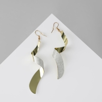 Серьги со стразами «Волна» спираль, цвет белый в золоте Серьги со стразами «Волна» спираль, цвет белый в золоте