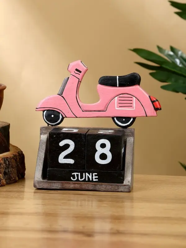 Календарь настольный "Мопед" дерево 11х5х14 см, розовый