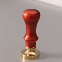 Печать для сургуча с пластиковой ручкой "Венок с буквой X" 2,5х2,5х6,3 см Печать для сургуча с пластиковой ручкой "Венок с буквой X" 2,5х2,5х6,3 см