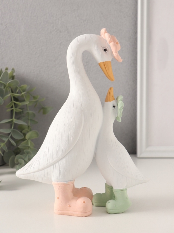 Сувенир полистоун "Утка с малышом в резиновых сапогах" 16х6,5х21 см