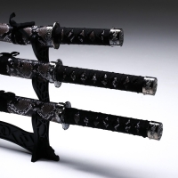 Сув. изделие катаны 3в1 на подставке, ножны кожзам, змея серая 47/70/89см, темная Сув. изделие катаны 3в1 на подставке, ножны кожзам, змея серая 47/70/89см, темная