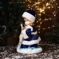 Снегурочка "В шубке с полосками и пуговками" двигается, с подсветкой, 30х15 см, синий