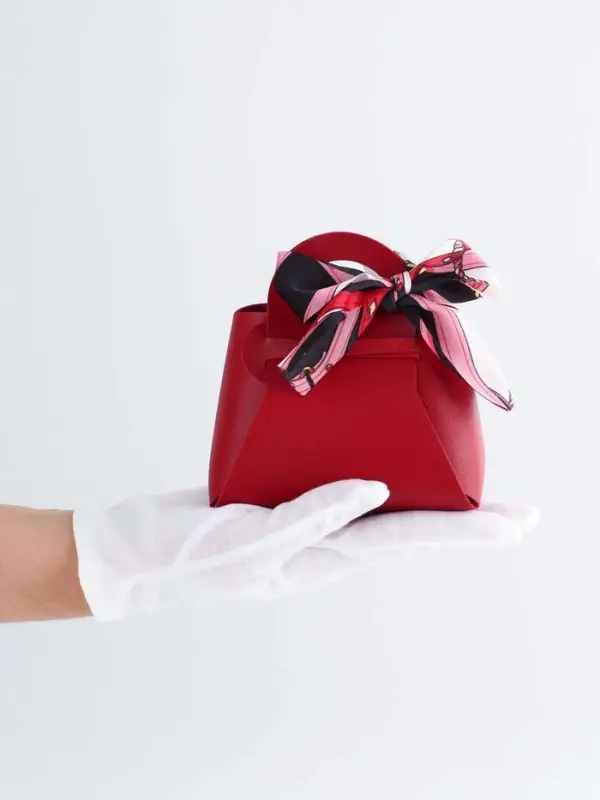 Кожанная подарочная сумочка 13 х12 х 5,5 см красная