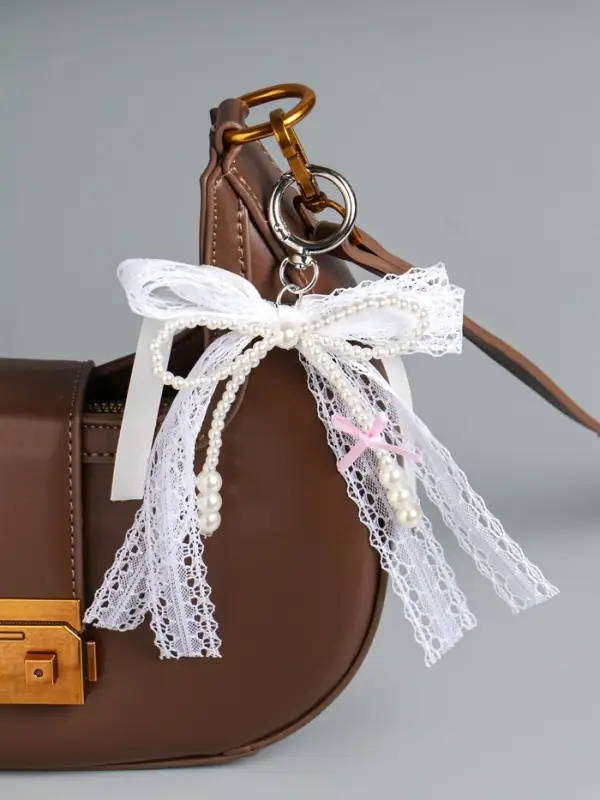 Брелок на карабине "Жемчужный бант с кружевной тесьмой" бусины d=0,4 и 0,8 см 16х9,5х1 см